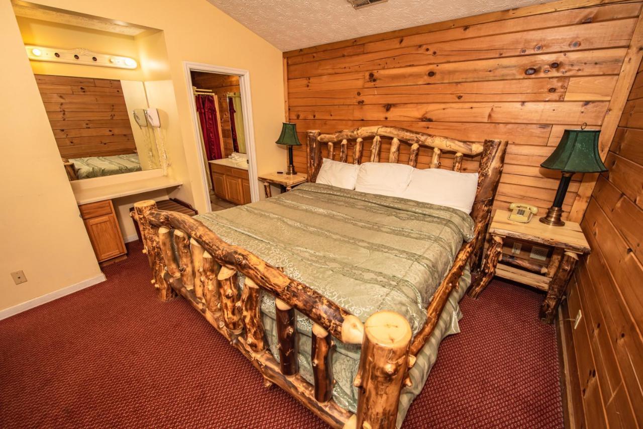 Cabin Close To Parkway Rd With River View Pigeon Forge Exterior foto