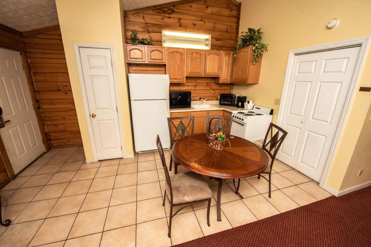 Cabin Close To Parkway Rd With River View Pigeon Forge Exterior foto