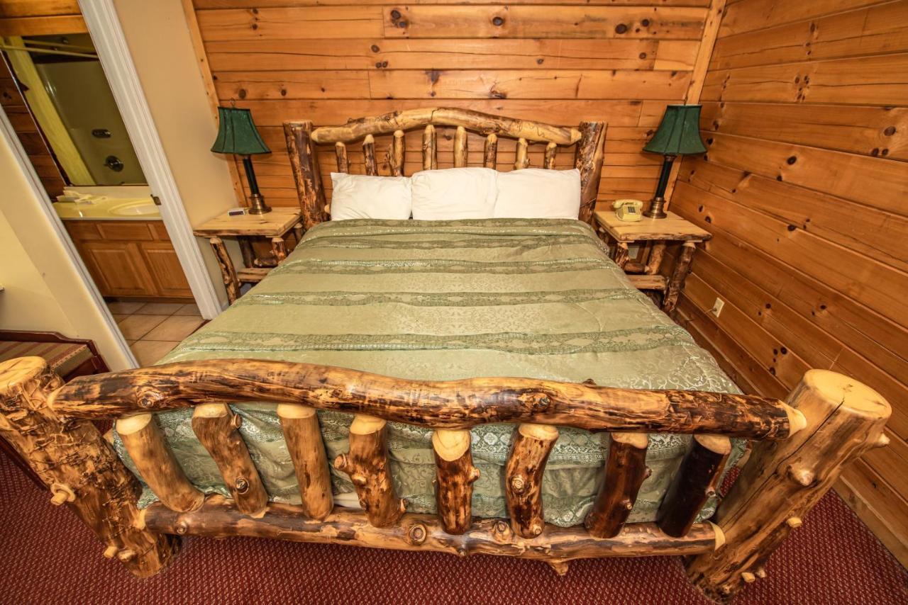 Cabin Close To Parkway Rd With River View Pigeon Forge Exterior foto