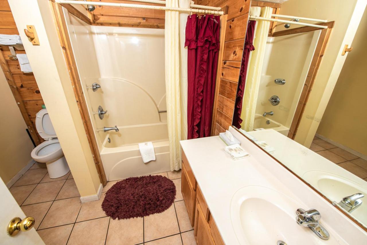 Cabin Close To Parkway Rd With River View Pigeon Forge Exterior foto